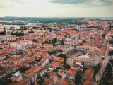 Kod S5080°° Pula, Moderní apartmán v novostavbě s výtahem a lodžií 2+1 - 55 m² – Pula, Veli Vrh, 400m od moře