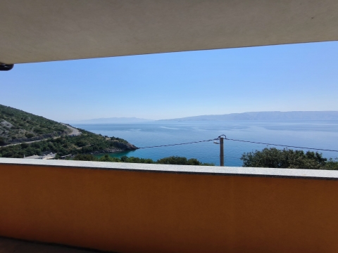 Kod 8210°° Senj, apartmán 2+1 s terasou, jen pár minut od moře a od centra