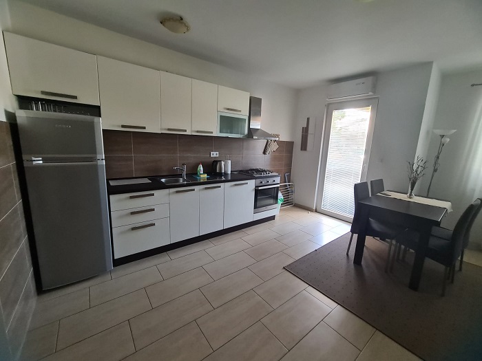 Kod  81a/24°°Ostrov Pag,Metajna,App.45m2, terasa s výhledem na hory a moře, lux.výbava,100m od moře