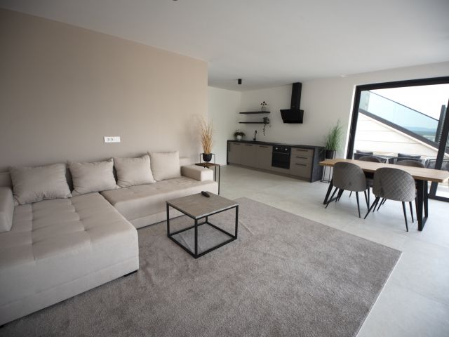 Kod 80°° Crikvenica, App.78m2, 3 pokoje, terasa s výhledem na moře, bazén, garáž, 950m moře