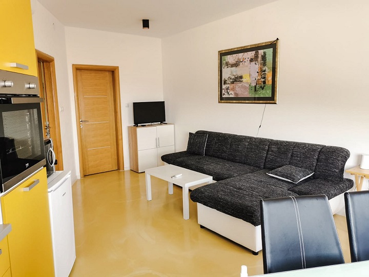 Kod  311/24°°Ostrov Pag,město Pag, App.51m2, 3 pokoje, výhled na moře, 150m od moře