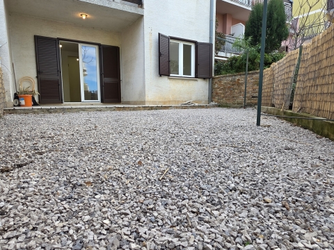 Kod 7538°° Crikvenica,Zrekonstruovaný třípokojový apartmán s dvorem a výhledem na moře, 52 m²