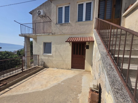 Kod 8210°° Senj, apartmán 2+1 s terasou, 61m2, pár minut od moře a od centra