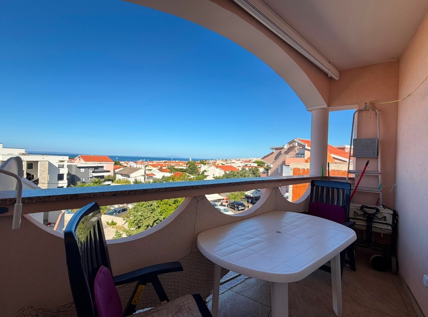 Kod  146/26°° Ostrov Pag, Novalja,apartmán 3+1 47 m² s výhledem na moře a parkovacím místem