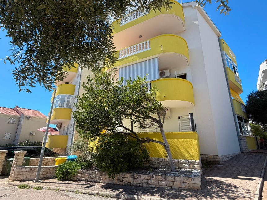 Kod  144/26°° Ostrov Pag, Novalja, apartmán 43,26 m² s velkou terasou, jen pár kroků od pláže