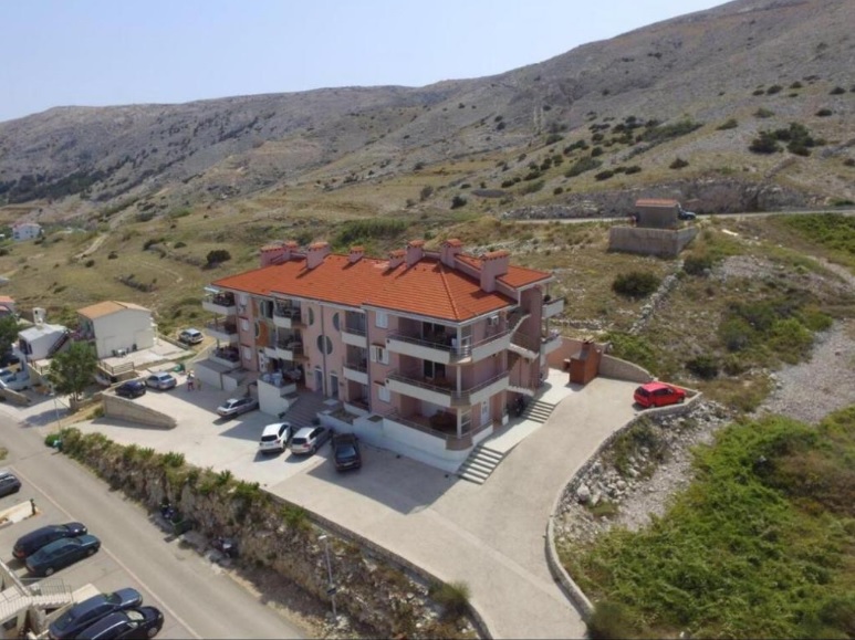 Kod  143/26°° Ostrov Pag, Pag, apartmán 3+kk 49,16 m² s panoramatickým výhledem na celý Pažský záliv