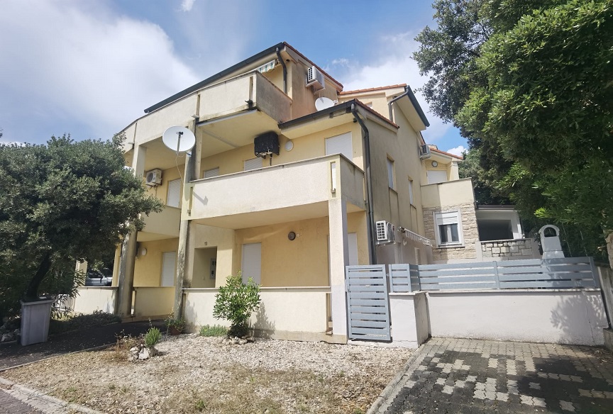 Kod 141/26°° Ostrov Pag, Mandre, apartmán 3+kk 50,68 m² s velkou krytou terasou, zahradou a parkovacím místem