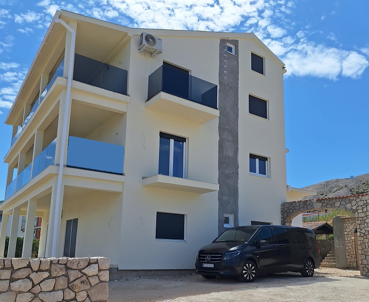 Kod  157/25°° Ostrov Pag, Pag, app. 2+kk 50m2, novostavba, 135m od moře